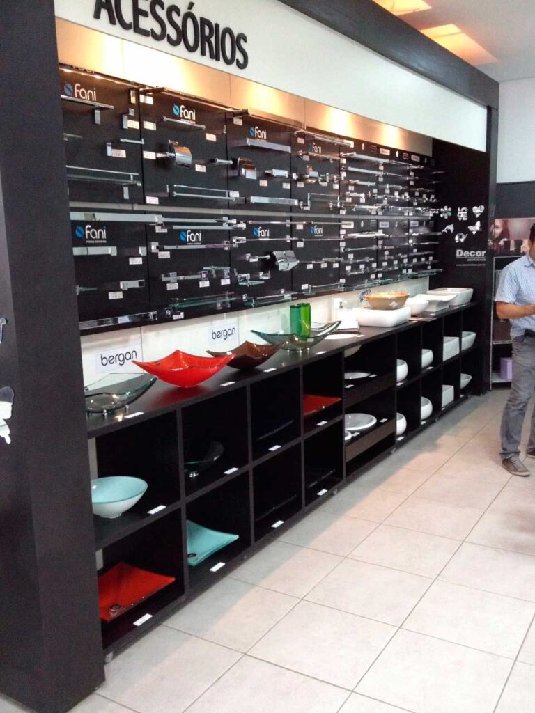 Balcão expositor com vidro: a solução ideal para destacar seus produtos