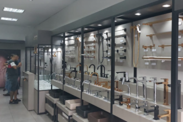 7 benefícios do expositor de metais para o ponto de venda moderno