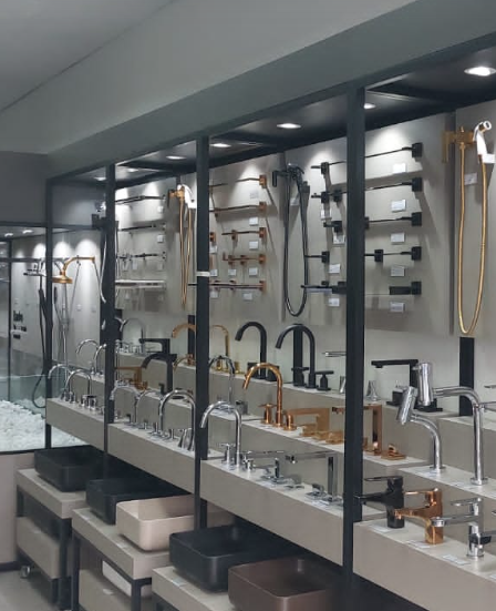 7 benefícios do expositor de metais para o ponto de venda moderno