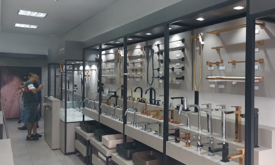 7 benefícios do expositor de metais para o ponto de venda moderno